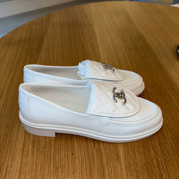 Chanel White Quilted Lambskin Leather Loafers 2023 - Picture 2 of 6